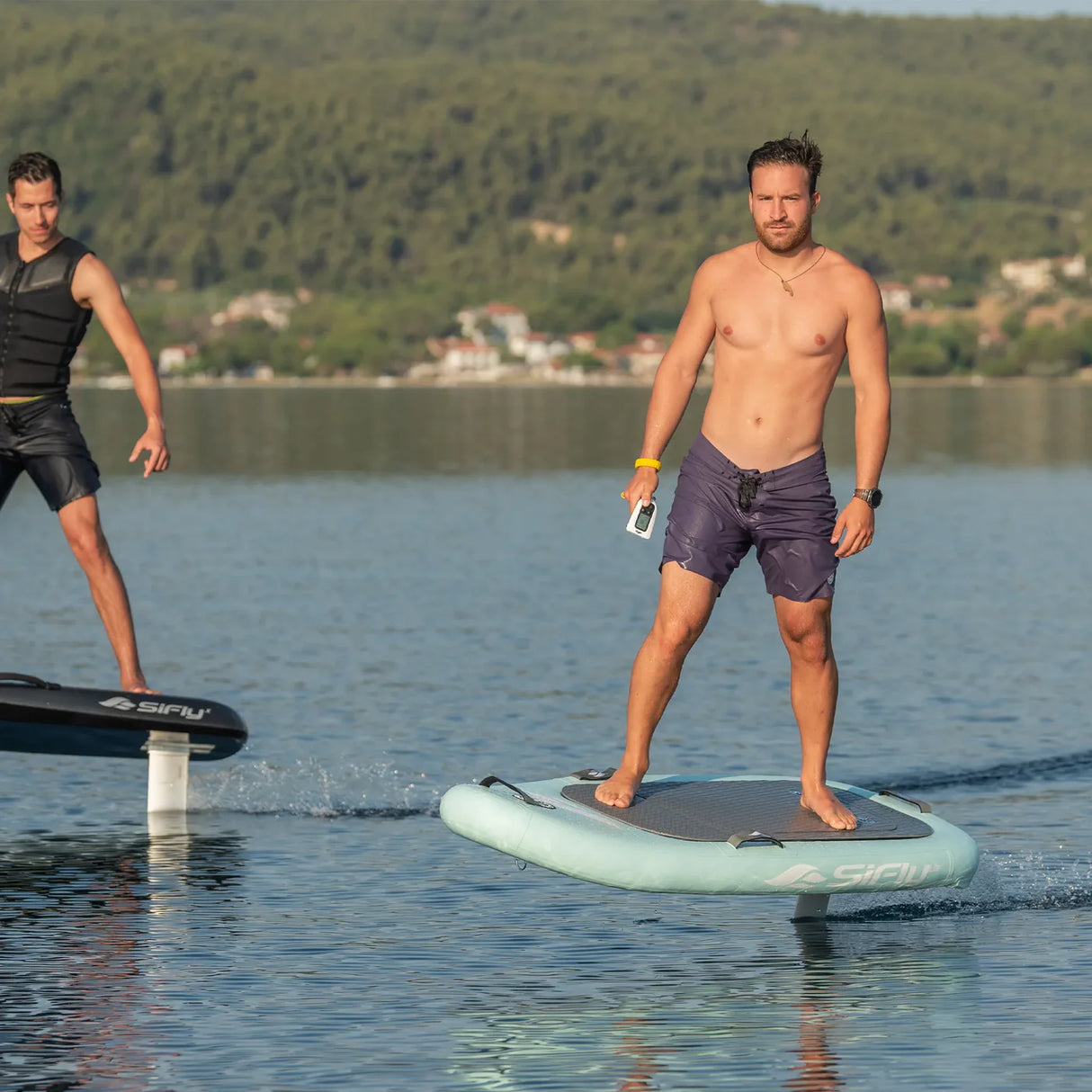 Sifly Lite eFoil in situatie op het water met rider op mintgroen board en foil