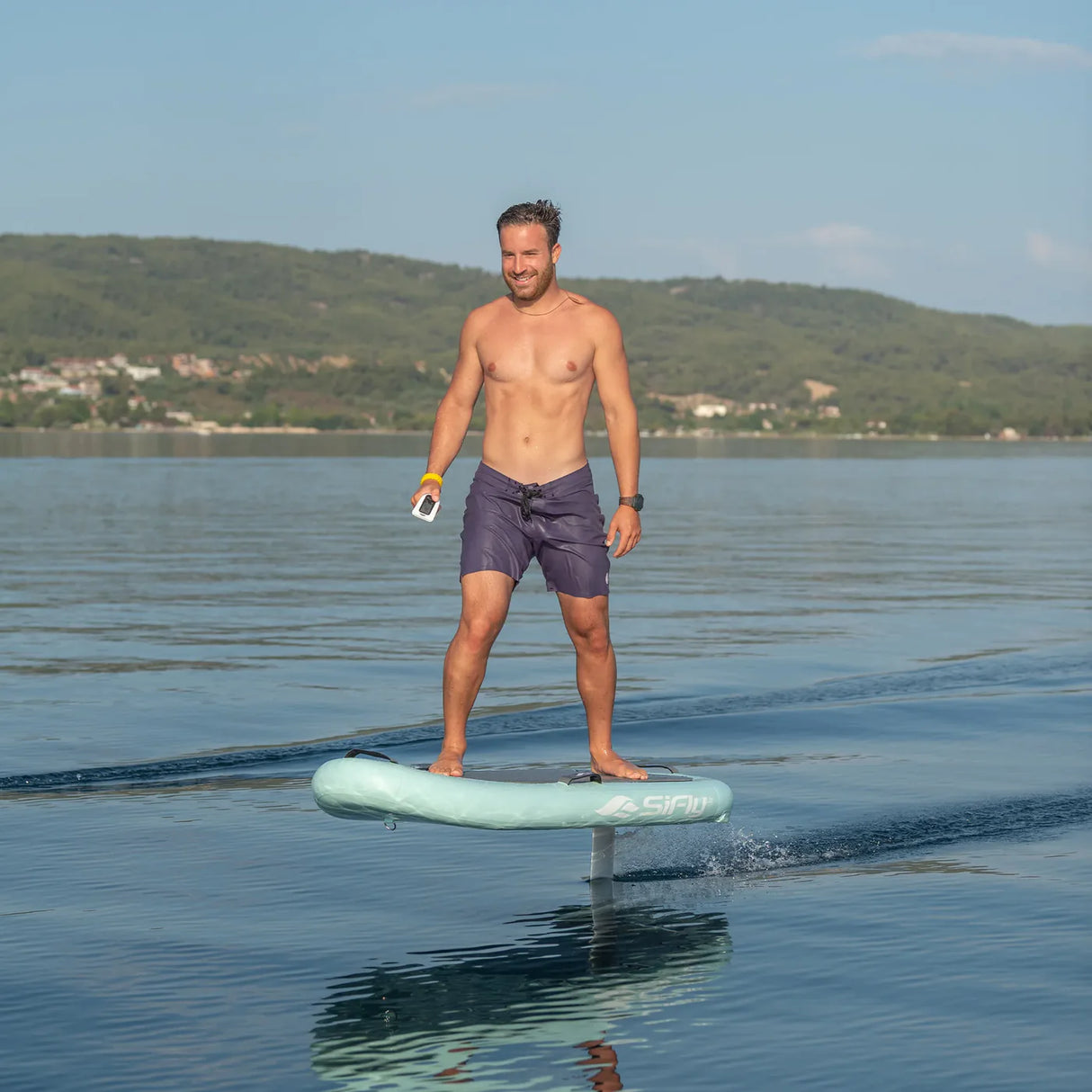 Sifly Lite eFoil in sfeerbeeld op het water met rider op mintgroen hydrofoil board