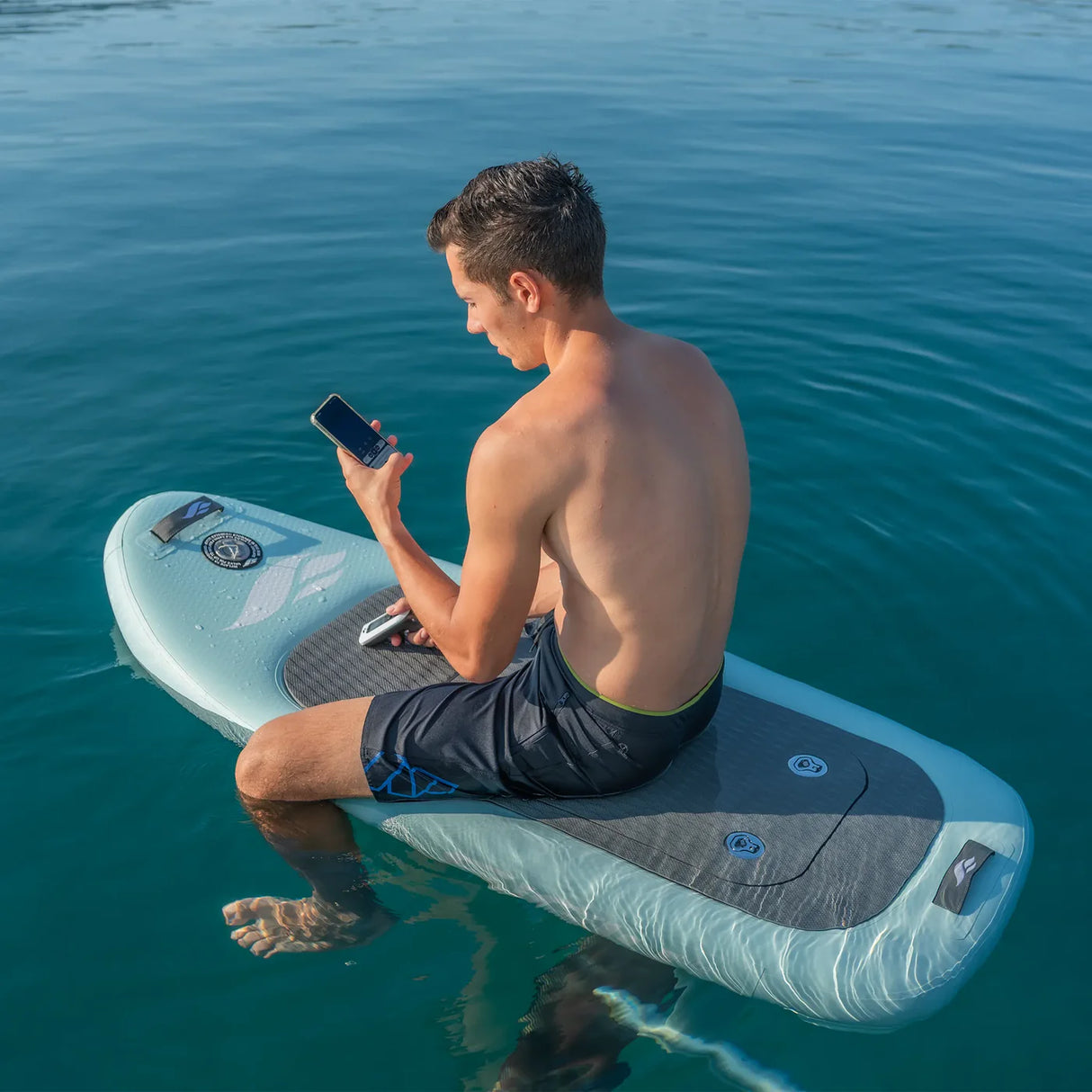 Sifly Lite eFoil in situatie op helder water met man op board en afstandsbediening