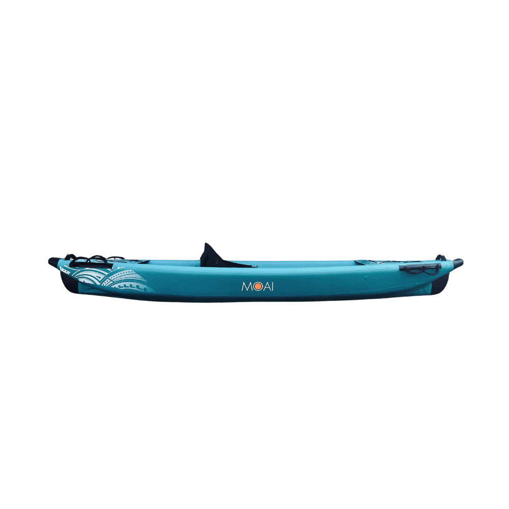 MOAI Kanaloa 1P zijaanzicht, turquoise kajak met zwarte details op zwarte achtergrond