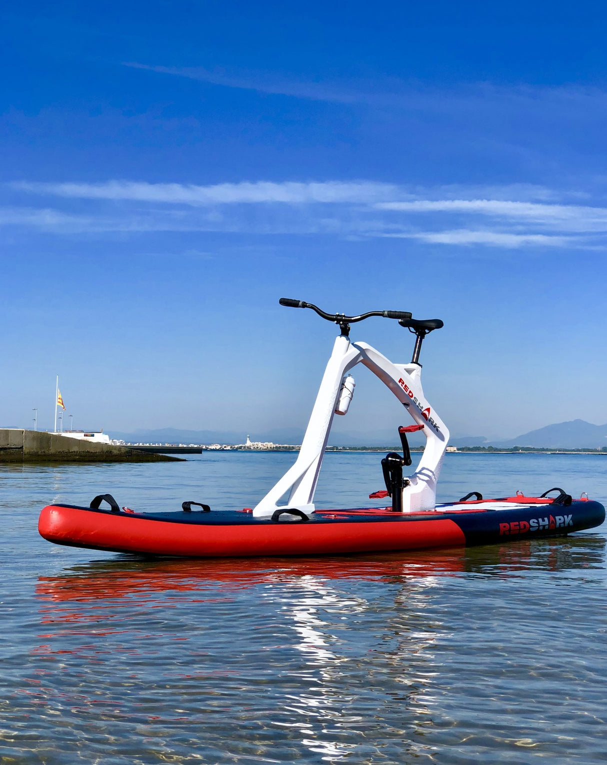 red shark waterfiets