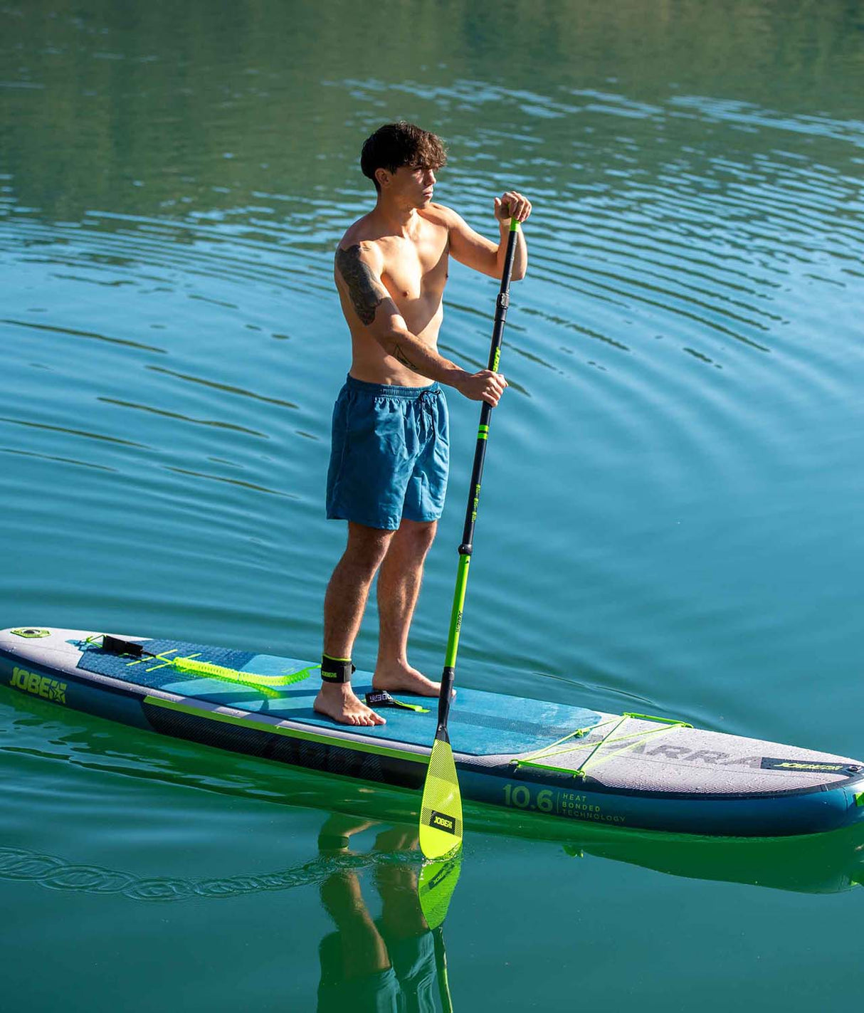 aero yarra blue steel op het water