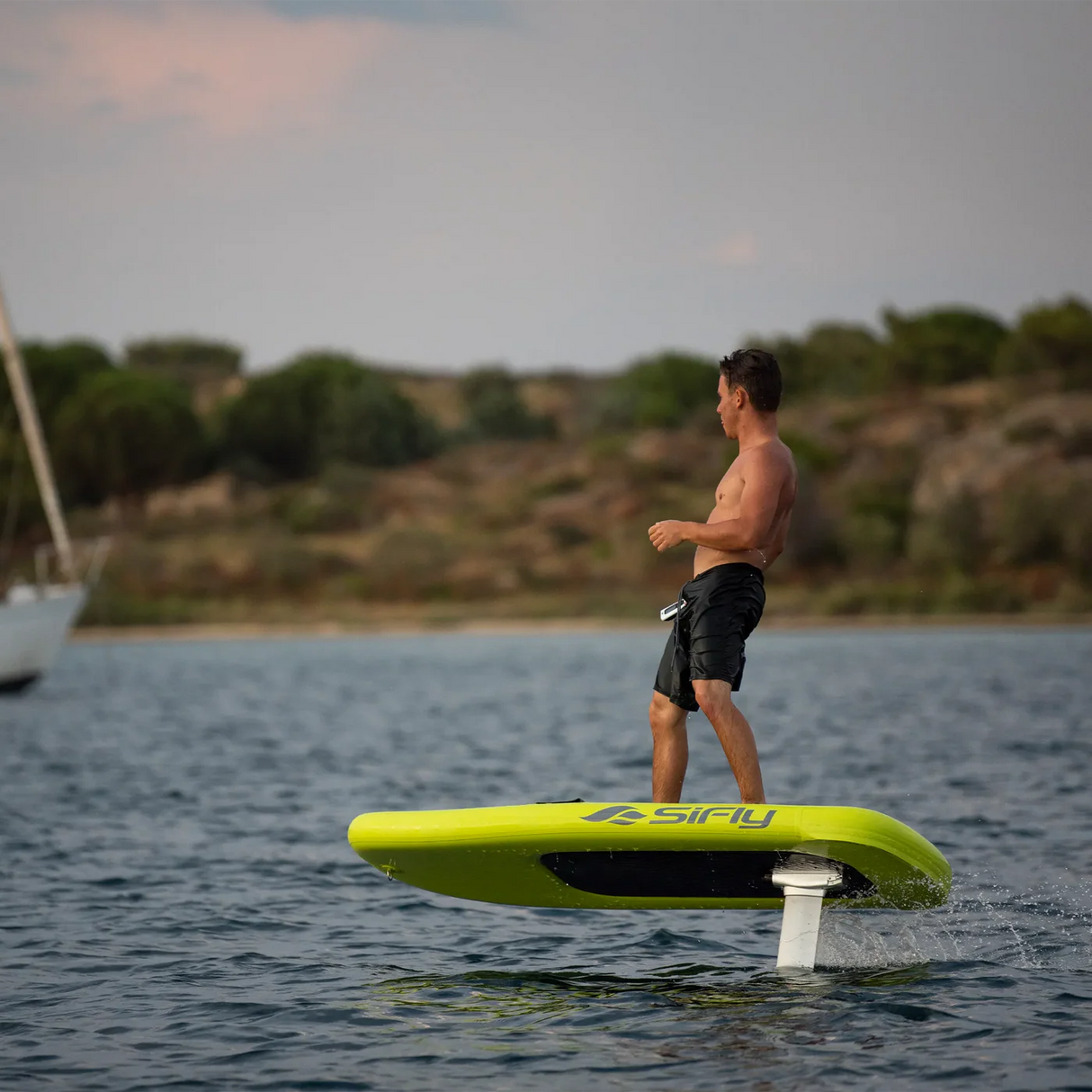 Sifly Lite + eFoil in situatie op het water met rider op felgroen elektrisch foilboard