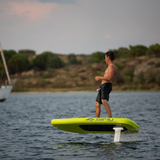 Sifly Lite + eFoil in situatie op het water met rider op felgroen elektrisch foilboard