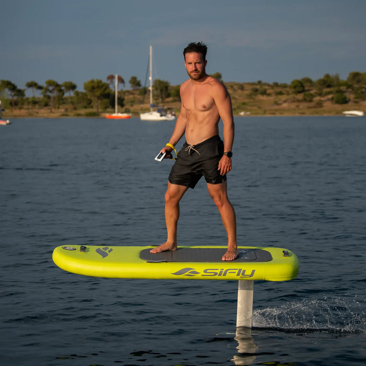 Sifly Lite + eFoil sfeerbeeld op het water met man op geel eFoil board