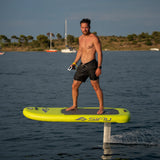 Sifly Lite + eFoil sfeerbeeld op het water met man op geel eFoil board