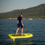 Sifly Lite + eFoil in situatie op geel foilboard met rider op open water
