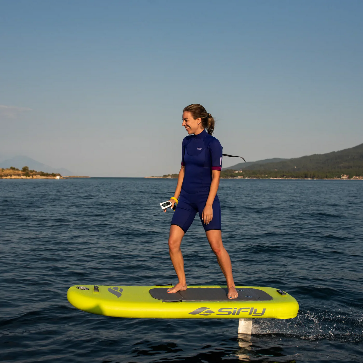 Sifly Lite + eFoil in situatie op zee met rider op geel eFoil board