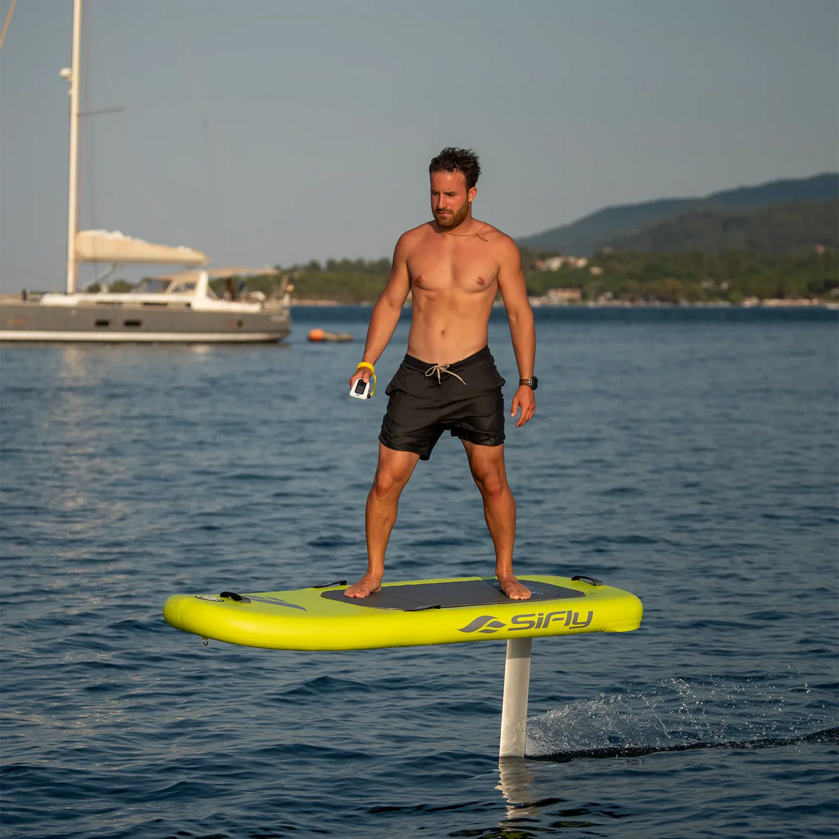 Sifly Lite + eFoil in situatie op zee met rider op geel board en hydrofoil boven water