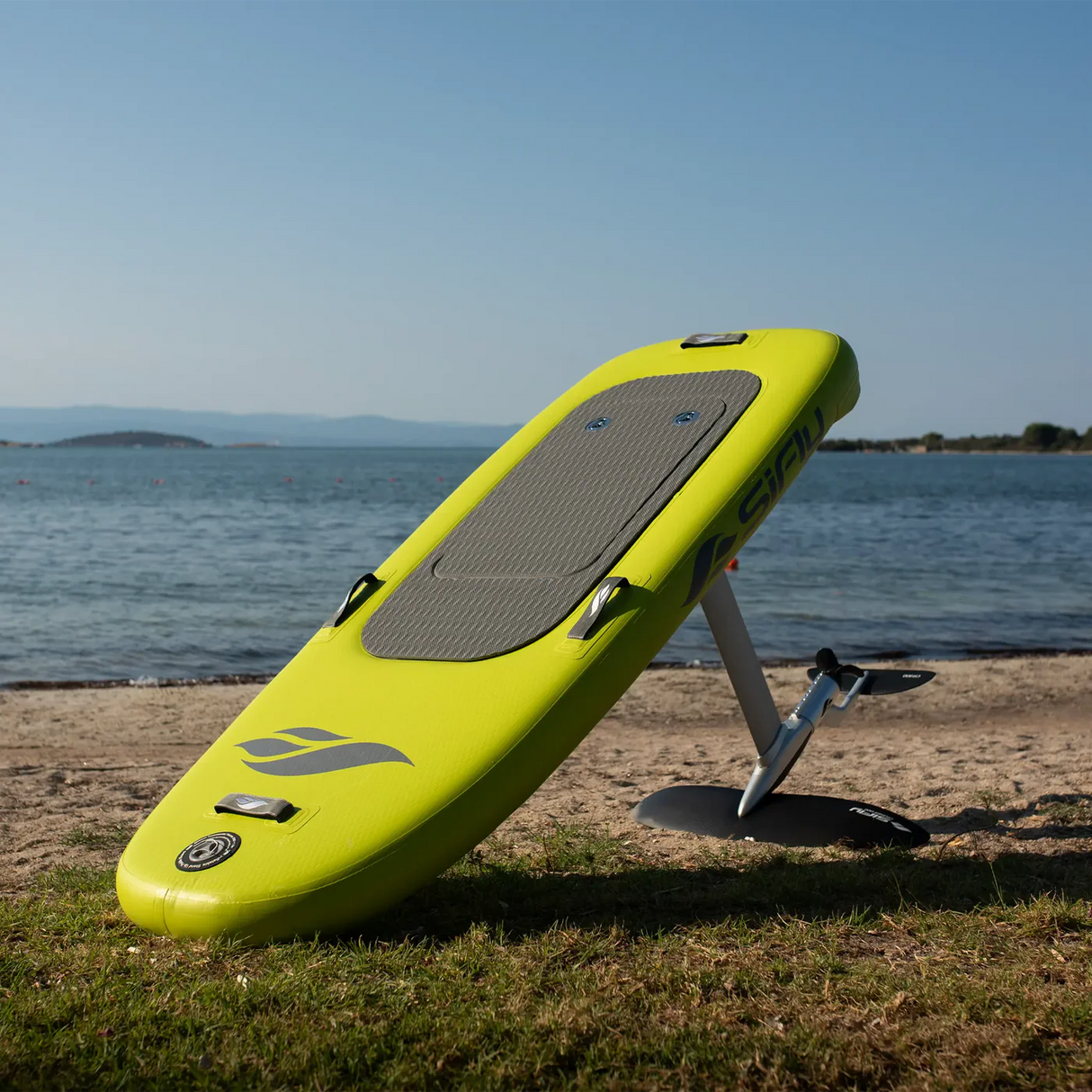Sifly Lite + eFoil in situatie op het strand, limegroen board met hydrofoil aan zee