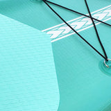 MOAI LITE 10’ detail van turquoise SUP-board met deckpad, wit logo en zwarte elastieken