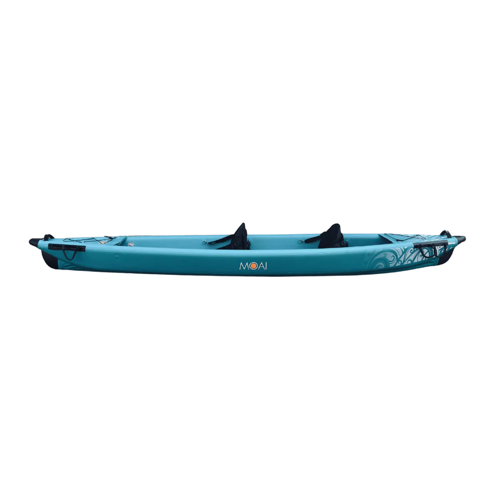 MOAI Kanaloa 2P zijaanzicht, turquoise tweepersoons kajak met zwarte stoelen op zwarte achtergrond